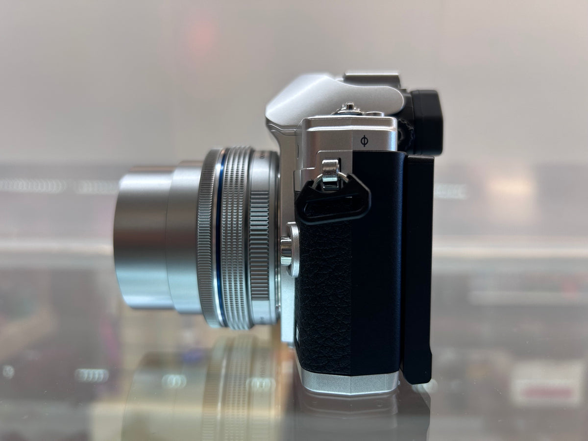 Used Olympus OM-D E-M10 MARK IV w/ M. Zuiko Digital 14-42mm f/3.5-5.6 EZ Lens Kit Silver