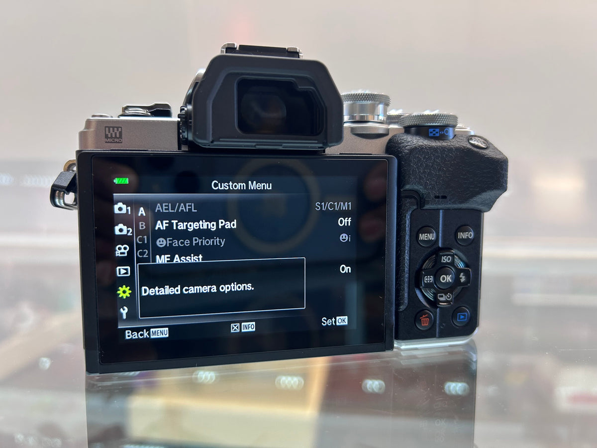 Used Olympus OM-D E-M10 MARK IV w/ M. Zuiko Digital 14-42mm f/3.5-5.6 EZ Lens Kit Silver