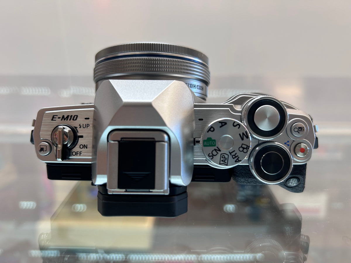 Used Olympus OM-D E-M10 MARK IV w/ M. Zuiko Digital 14-42mm f/3.5-5.6 EZ Lens Kit Silver