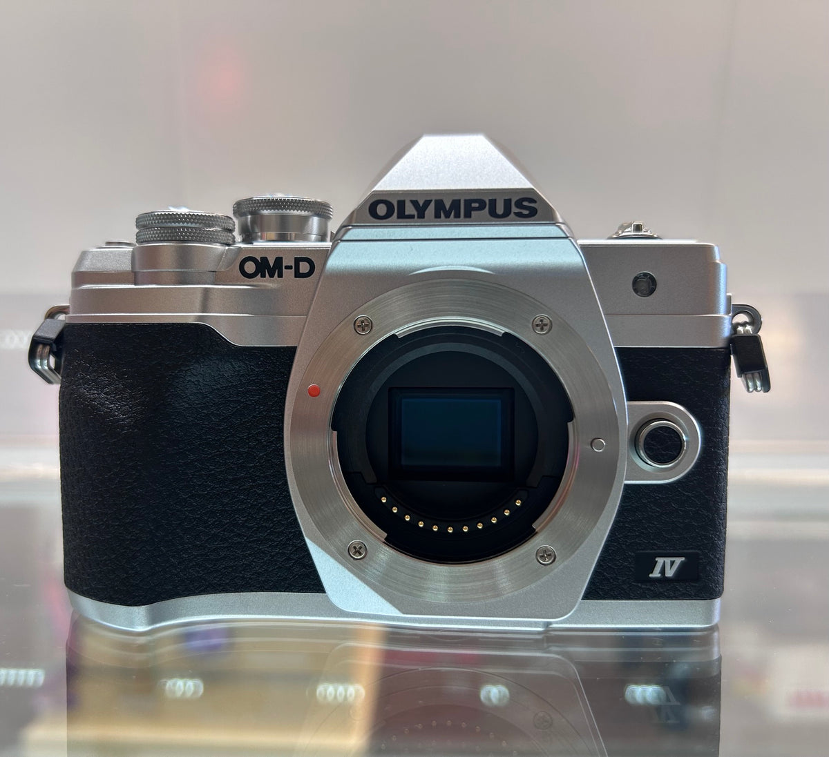 Used Olympus OM-D E-M10 MARK IV w/ M. Zuiko Digital 14-42mm f/3.5-5.6 EZ Lens Kit Silver