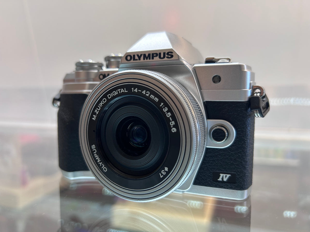Used Olympus OM-D E-M10 MARK IV w/ M. Zuiko Digital 14-42mm f/3.5-5.6 EZ Lens Kit Silver