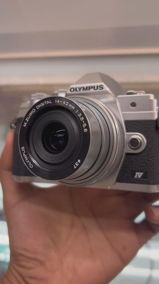 Used Olympus OM-D E-M10 MARK IV w/ M. Zuiko Digital 14-42mm f/3.5-5.6 EZ Lens Kit Silver